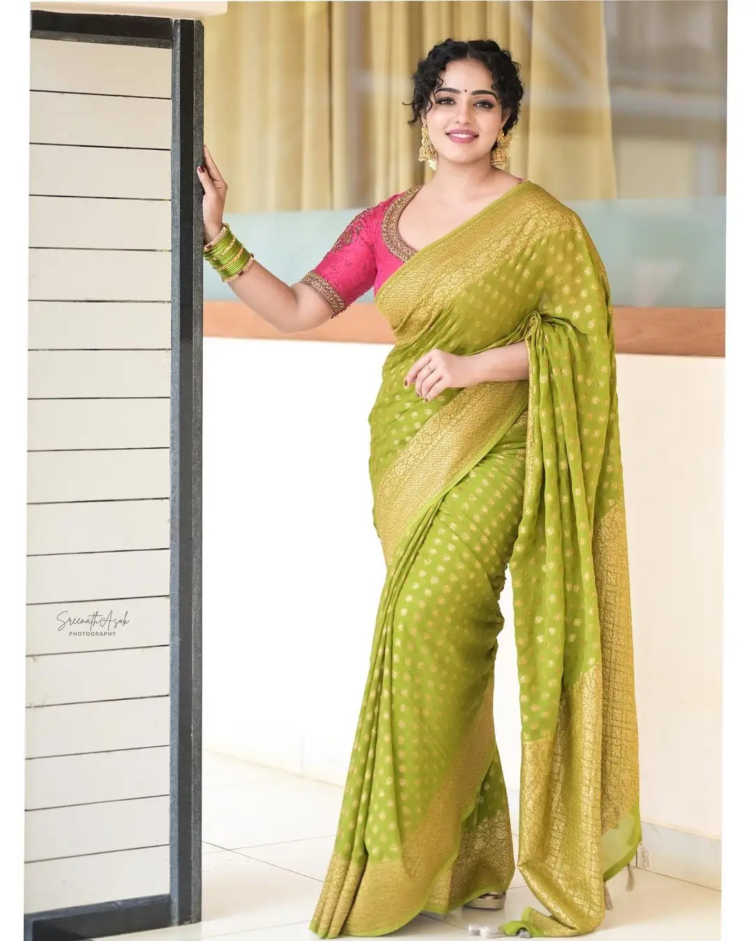 MALAVIKA MENON IN SOUTH INDIAN TRADITIONAL GREEN SAREE RED BLOUSE 3
